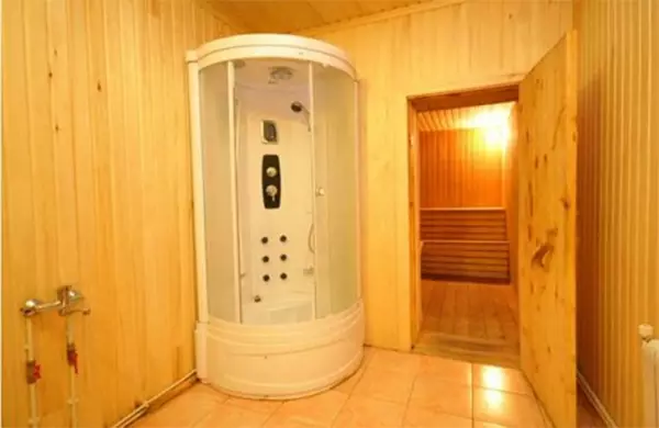 תא מקלחת בבית עץ