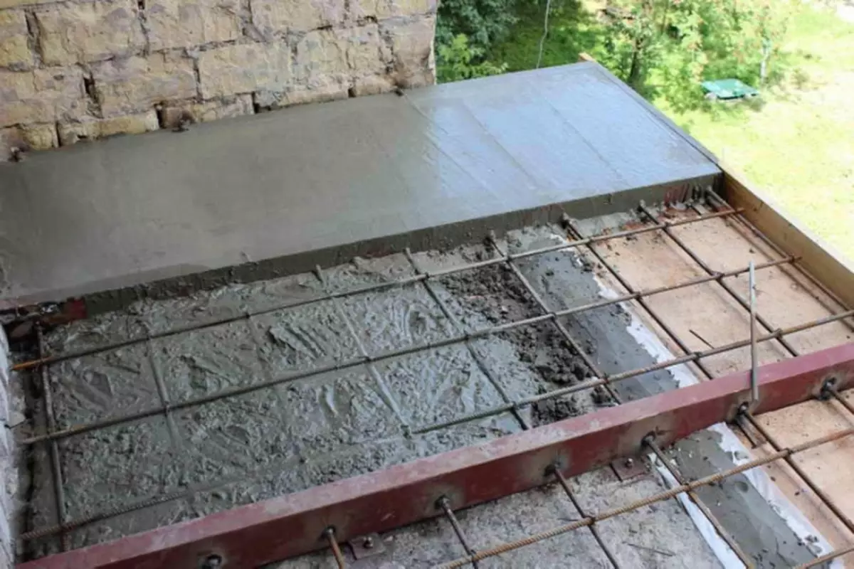 Вместо бетона можно. Бетонирование перекрытия. Бетонирование плиты перекрытия. Заливка монолитной плиты. Заливка бетонного перекрытия.