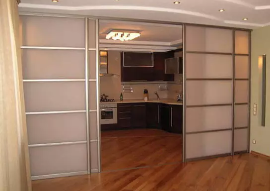 Дали е можно да се направи спална соба од кујната во студиската соба (слика)