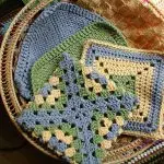Nola lotu Crochet Babushkin plaza: hasiberrientzako eskema sinpleak