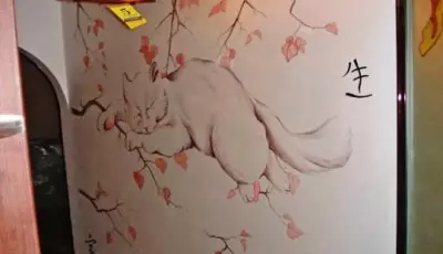 방 벽에 일본식 배경 화면