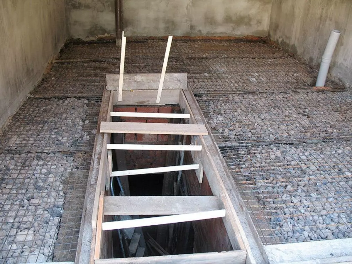 Betonová podlaha v garáži: Vyplňte a kravatu, aby to bylo správné, udělejte to betonování, co je potřeba pro zařízení