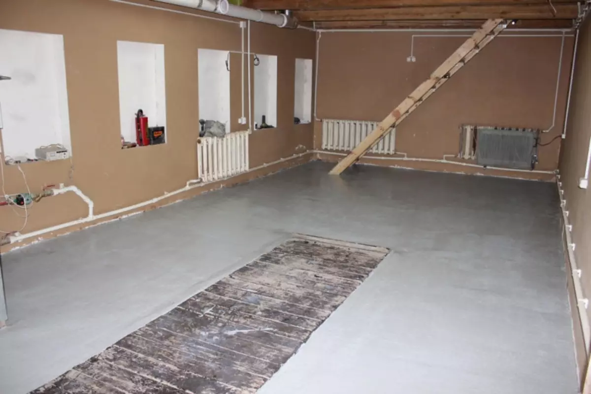 Betonová podlaha v garáži: Vyplňte a kravatu, aby to bylo správné, udělejte to betonování, co je potřeba pro zařízení