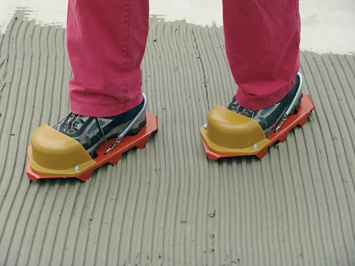 벌크 바닥의 충전 기술 : 누워 및 제조, 작업을위한 신발, 두 개의 레이어에 적용