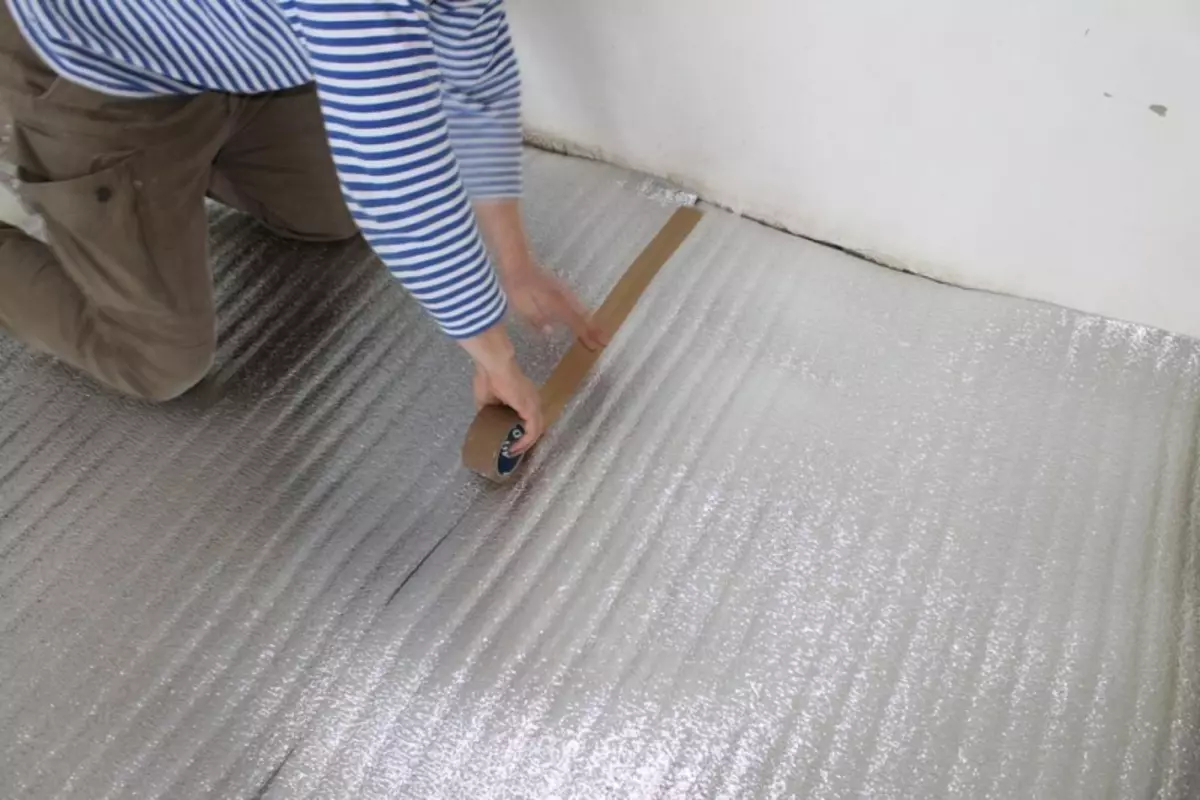 گرم فرش کے تحت سبسیٹیٹ: پانی اور اورکت الیکٹرک، گرمی عکاس لواسان فلم بہتر ہے