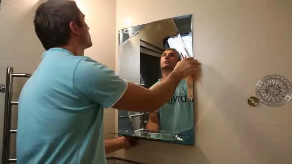 Aynayı banyodaki duvara yapıştırın