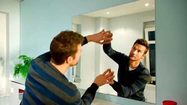 Com enganxar el mirall a la paret del bany