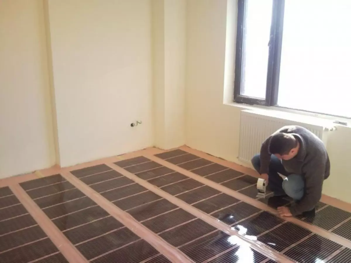 如何製作一個溫暖的地板：自己做到自己，從公寓裡加熱自己，在廚房裡的電氣選擇