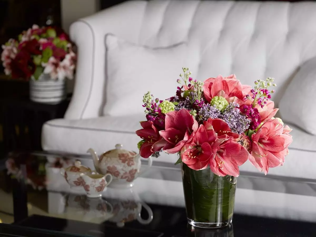 Is it possible to use artificial flowers in the interior?