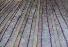 Chão de água quente: em uma base de madeira, como colocar a placa, deitando e instalando na tecnologia finlandesa