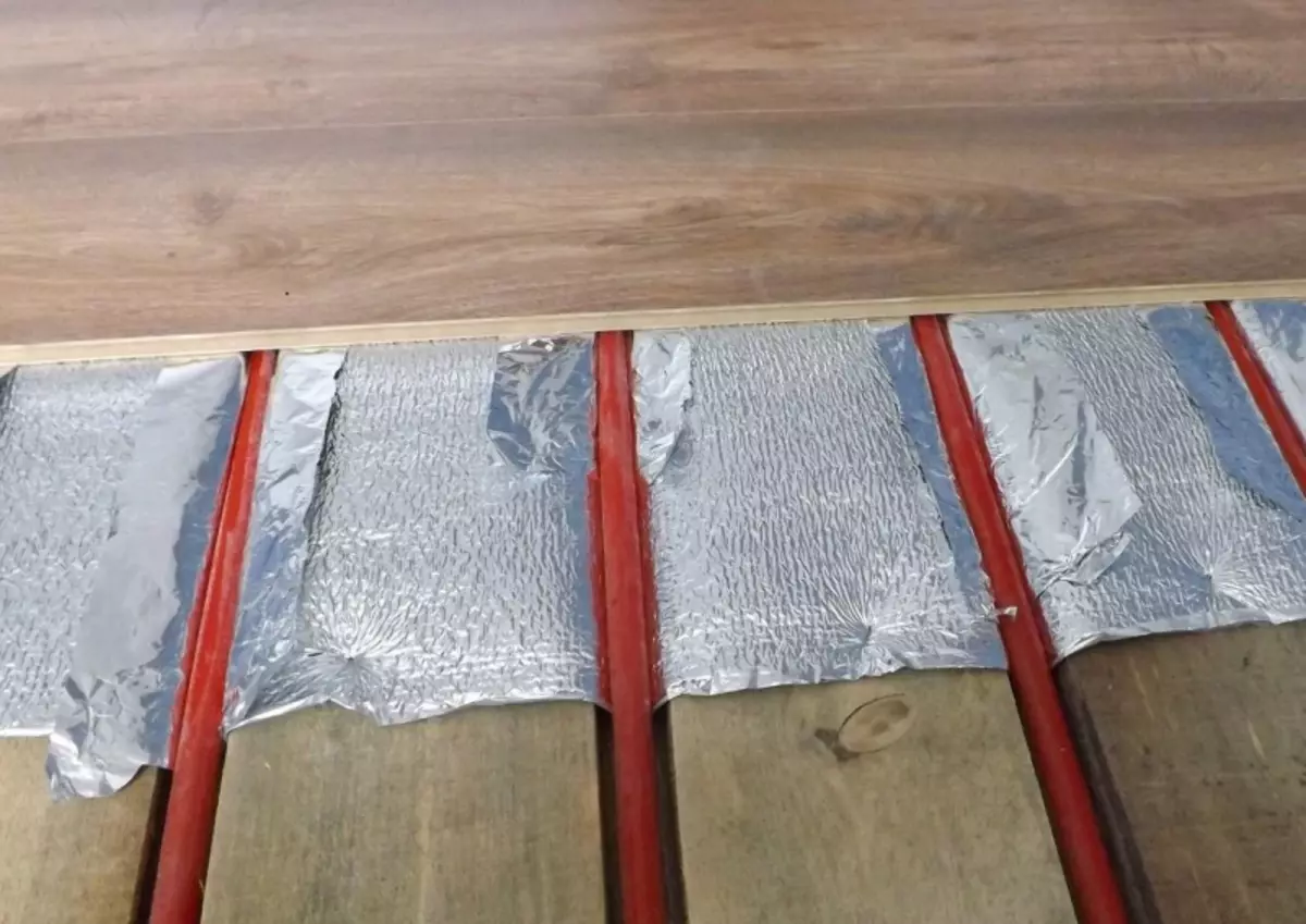 Tople tla brez kravate: polistirenske plošče in suhi aluminij, plošče in laminatna voda, odvajanje toplote