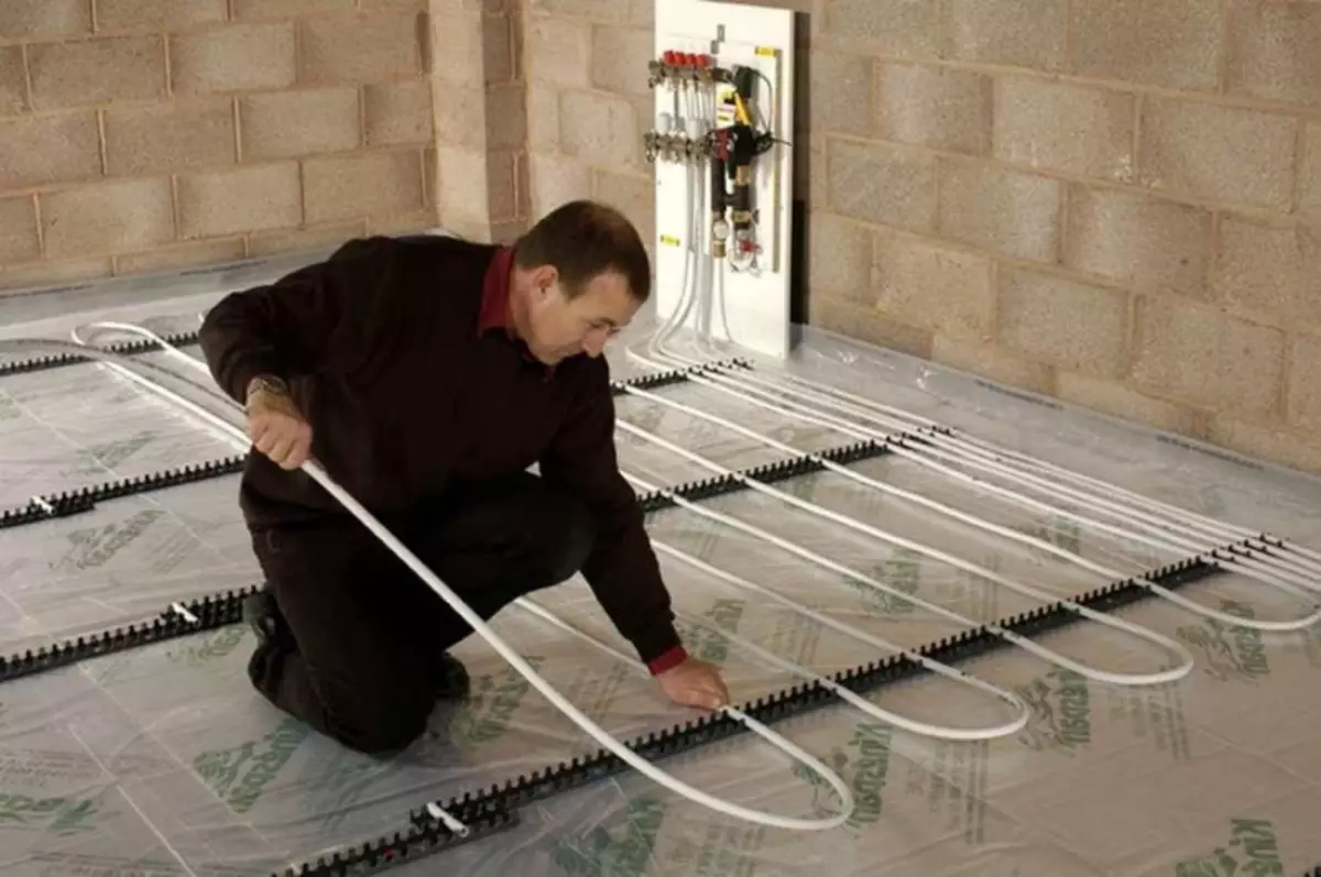 Vatten varmt golv: Installation med egna händer, läggningsschema och system, installation av uppvärmning från en elektrocotel
