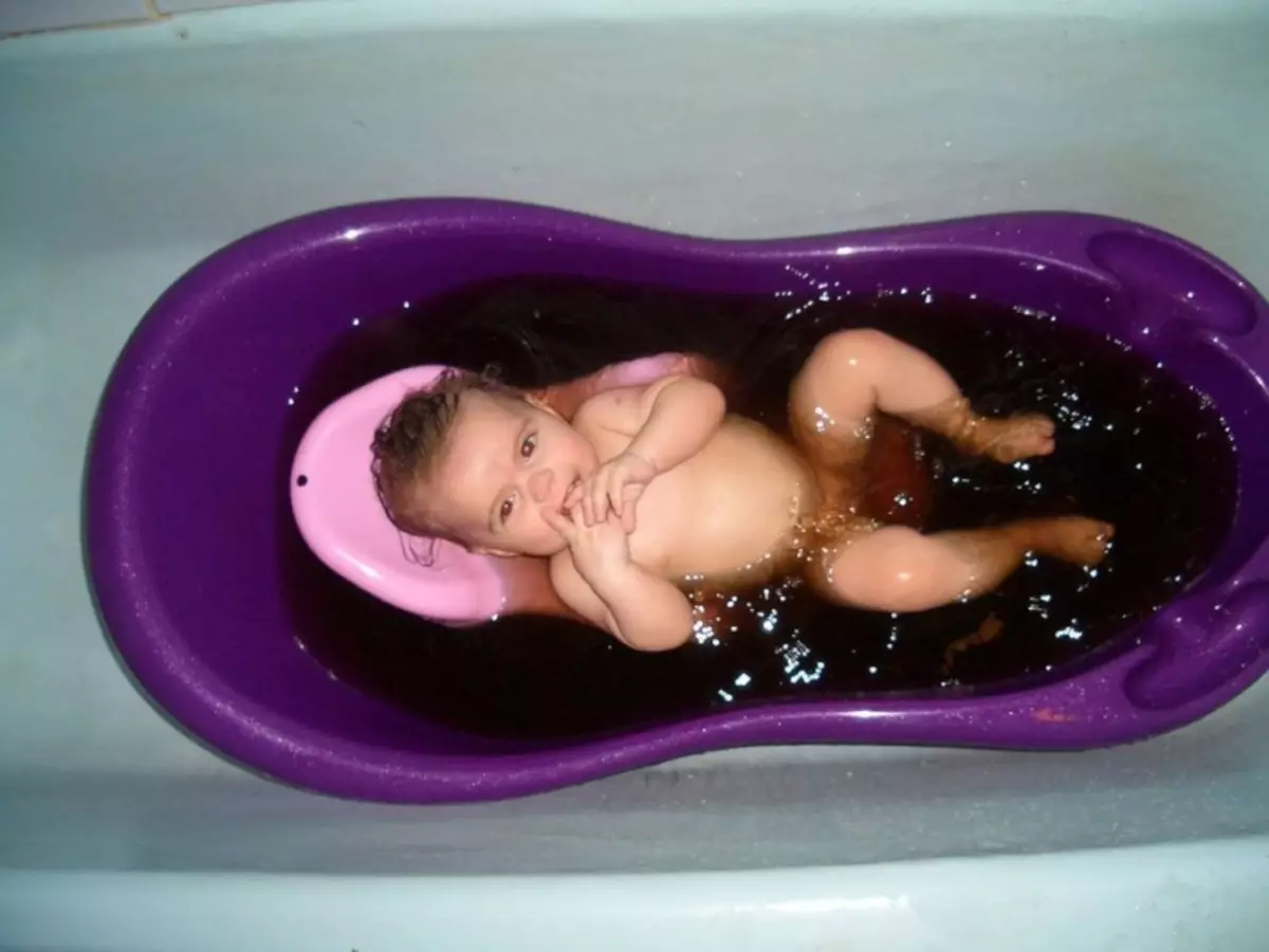 Девочка купать ванночки