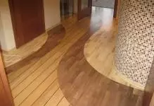 Paviment de PVC: sòls i plats, panells de pisos amb castells, comentaris i parquet de clorur de polyvinil, foto