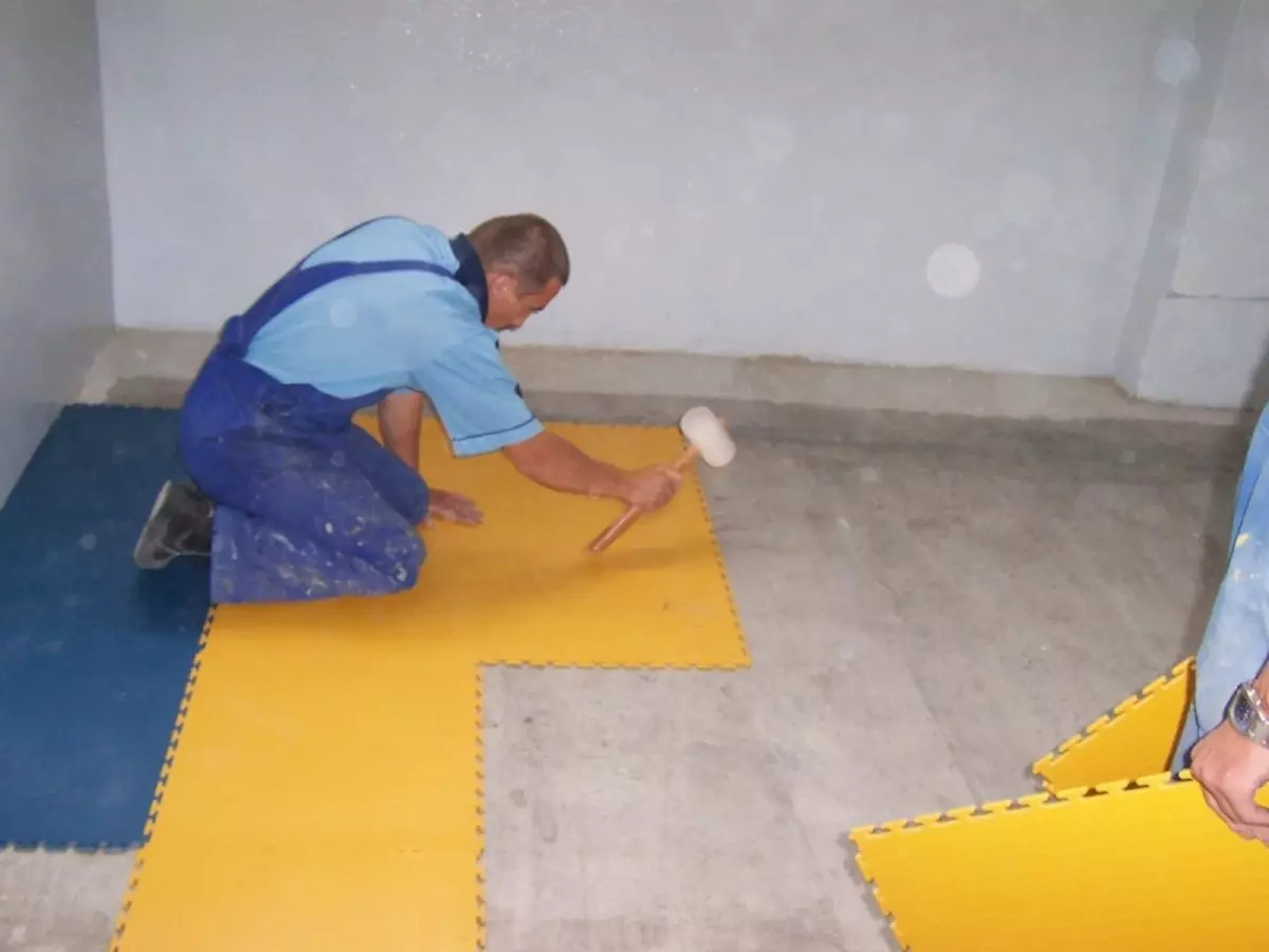 Floor flooring: phansi kanye namapuleti, amaphaneli floor anezinqaba, ukubuyekezwa kanye ne-Parquet polyvinyl chloride, isithombe