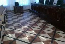 Sching pvc: dabaqyada iyo taarikada, gogosha sagxadda leh qalcado, dib u eegis iyo parquet polyvinyl chloride, sawir