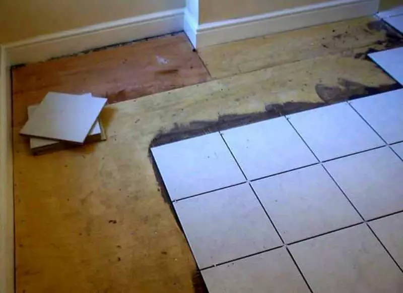 正しく台所の木の床にタイルを置く方法：レイ、命令、ビデオが可能ですか