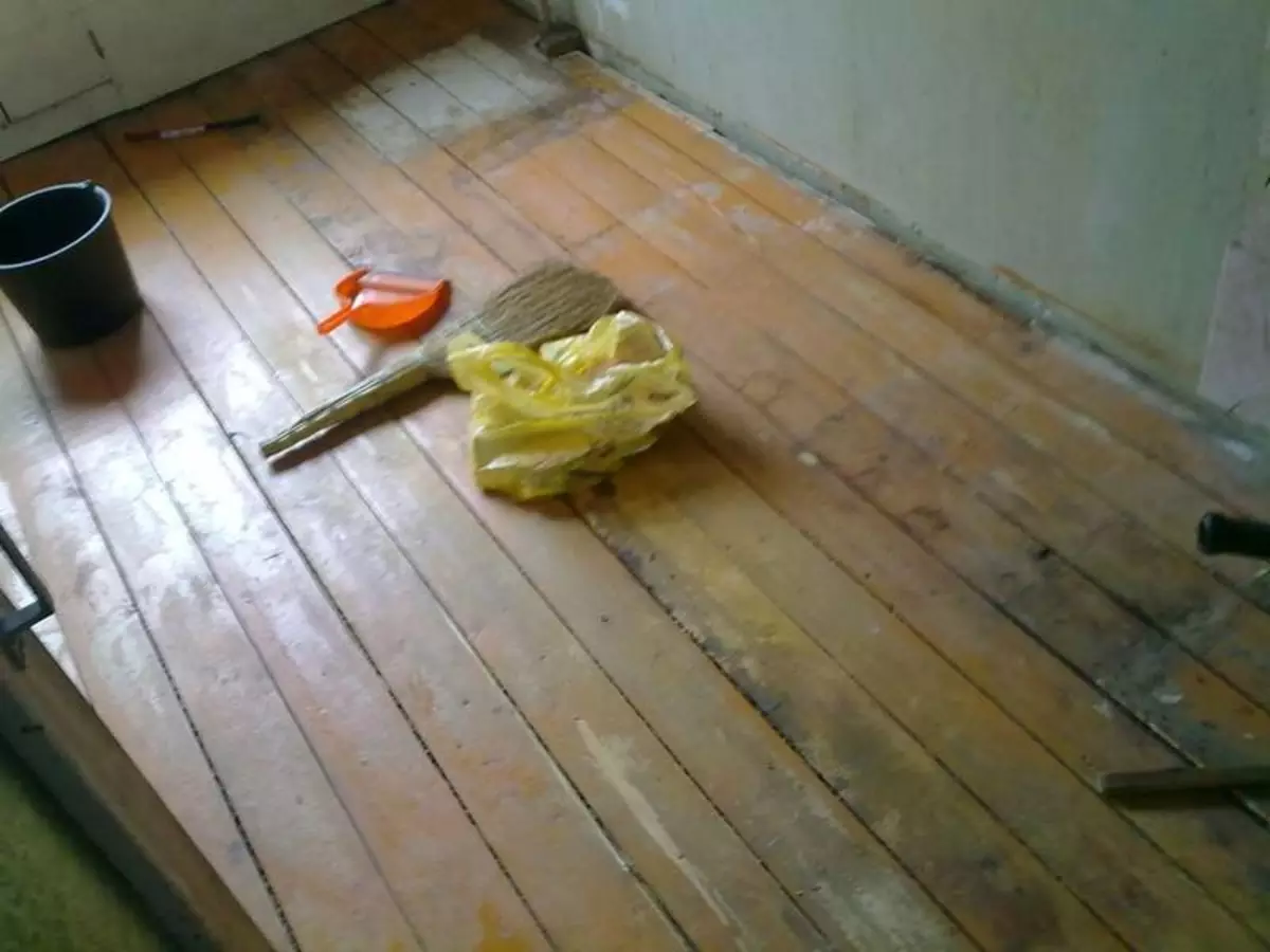 Kako pravilno staviti pločicu na drveni kat u kuhinji: Da li je moguće ležati, upute, video