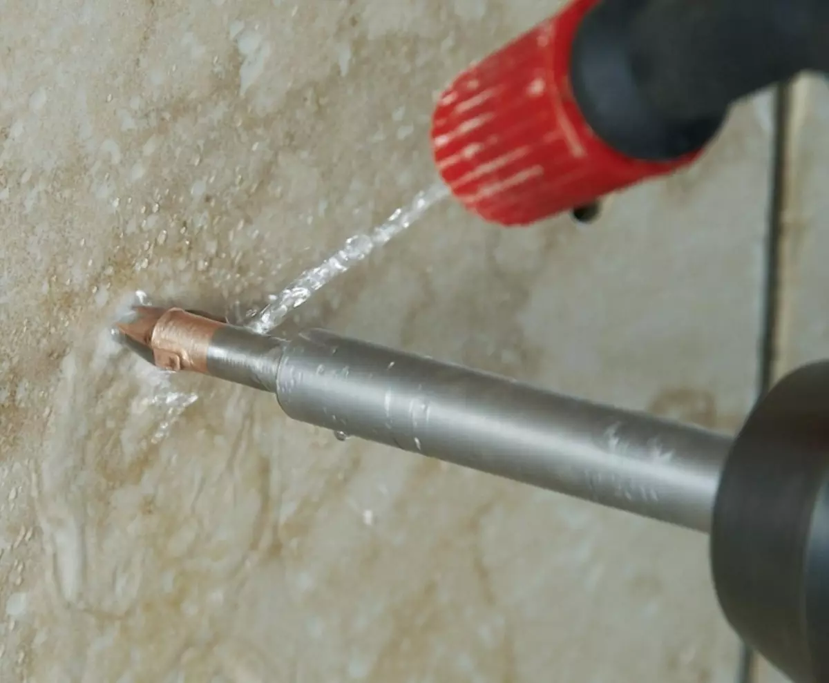 Bir porselen karo delinir: Nasıl yerde bir delik delmek, evde kuru granit