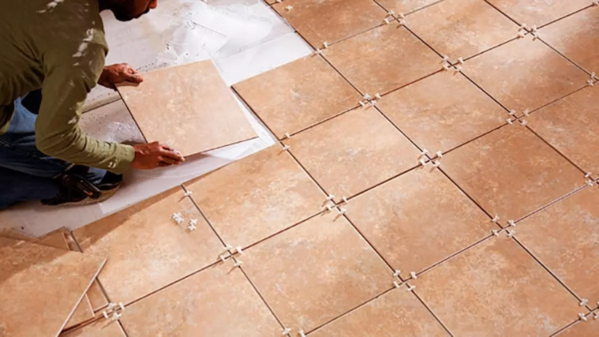 How to put a tile on the floor: Laying and how to put it with your own hands right, how the video and the tile lay down