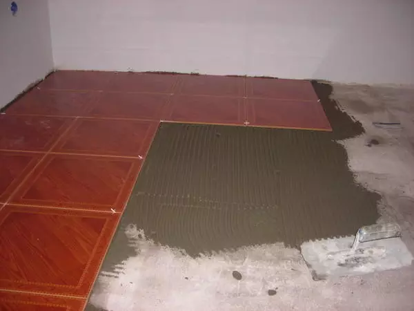 How to put a tile on the floor: Laying and how to put it with your own hands right, how the video and the tile lay down