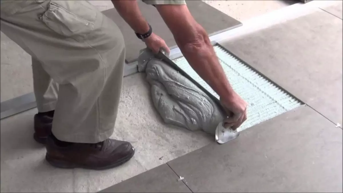 鋪設後瓷磚在地板上乾燥：沿著地板散步，地板，多少應該干燥