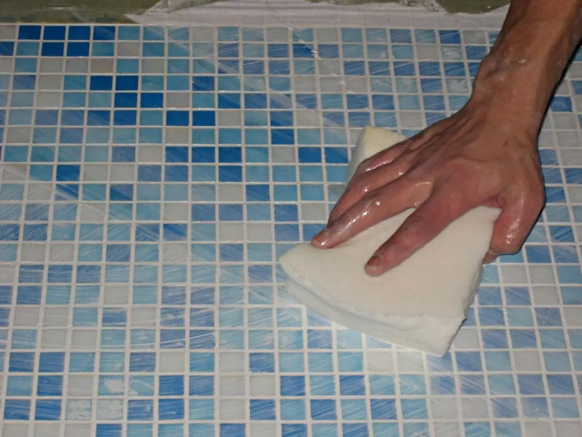 Чем почистить швы в ванной. Укладка мозаики. Укладка керамической мозаики. Затирка для мозаики ванной. Затирка мозаичной плитки.