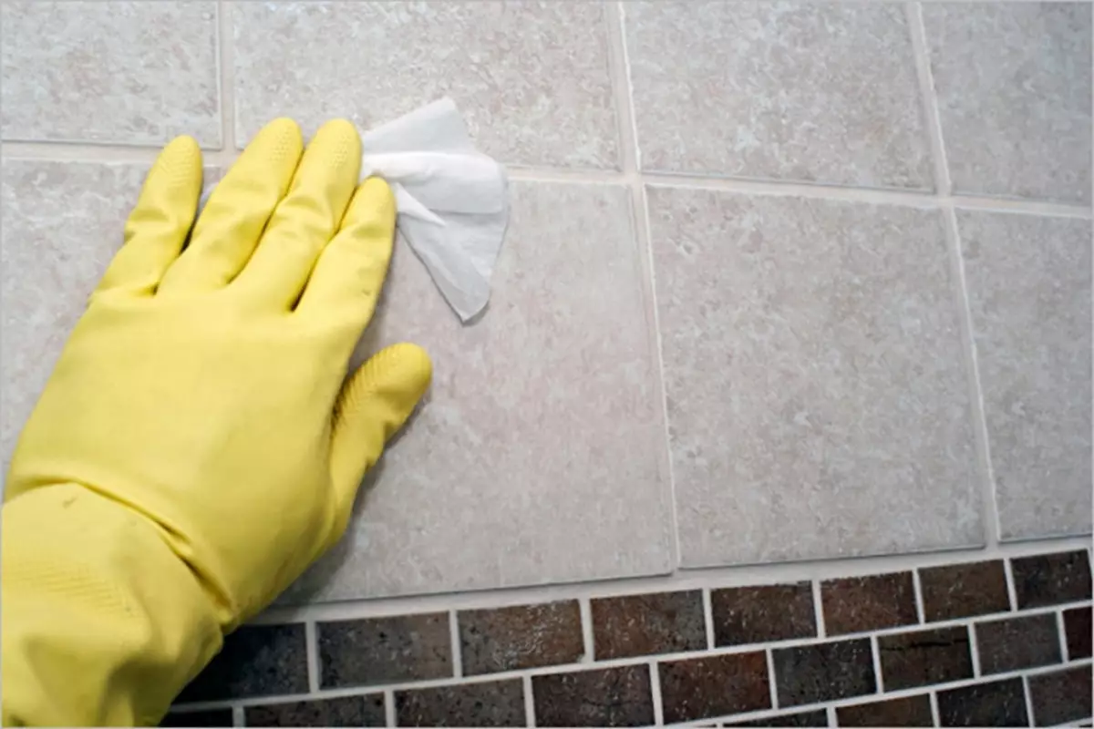 Daripada pencucian jubin luar selepas pembaikan: jubin di lantai, primer untuk stoneware porselin, pembersihan dan bagaimana untuk mencuci