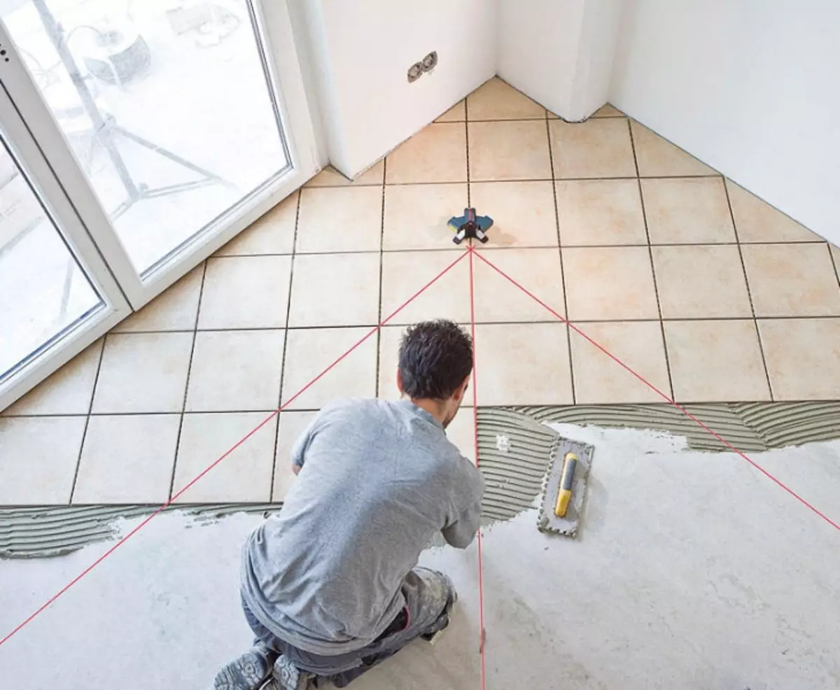 Paigaldavad plaadid diagonaalselt põrandale: kuidas panna ja panna, video romb, põrandamärgistuse, foto paigutus