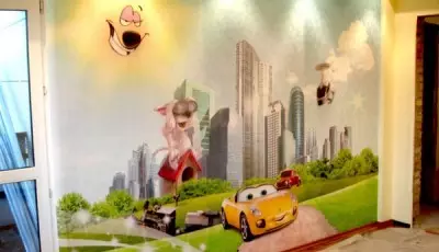 Väggmålning med bilar på väggen