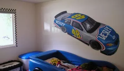 Zidni mural sa automobilima na zidu