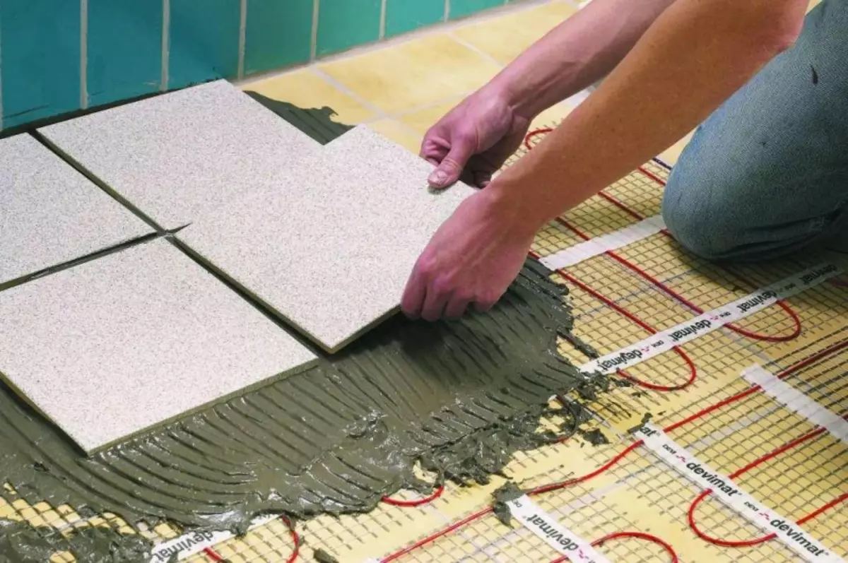 PVC Glue Tile: Leet op de Buedem, Video a Spärwood, Outdoor mat hiren eegenen Hänn, wéi se vinyol installéieren