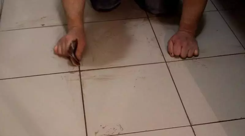 How to clean the seams between tiles on the floor: swing wash, interlocking with dirt, outdoor whiten