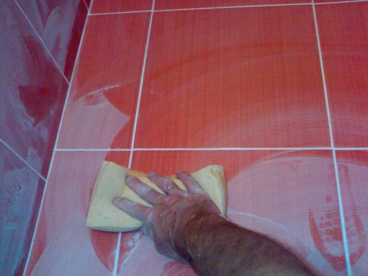 How to clean the seams between tiles on the floor: swing wash, interlocking with dirt, outdoor whiten