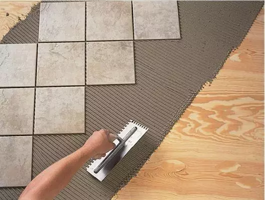 Comment mettre une tuile sur le plancher en bois: comment coller et quoi sortir le sol, la tuile sur le parquet le faire vous-même