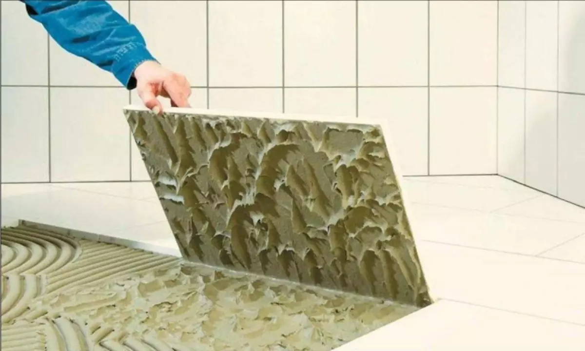 Pegamento para gres porcelánico: qué es mejor, suelo cálido en azulejos, resistente a las heladas en la calle, qué elegir para azulejos