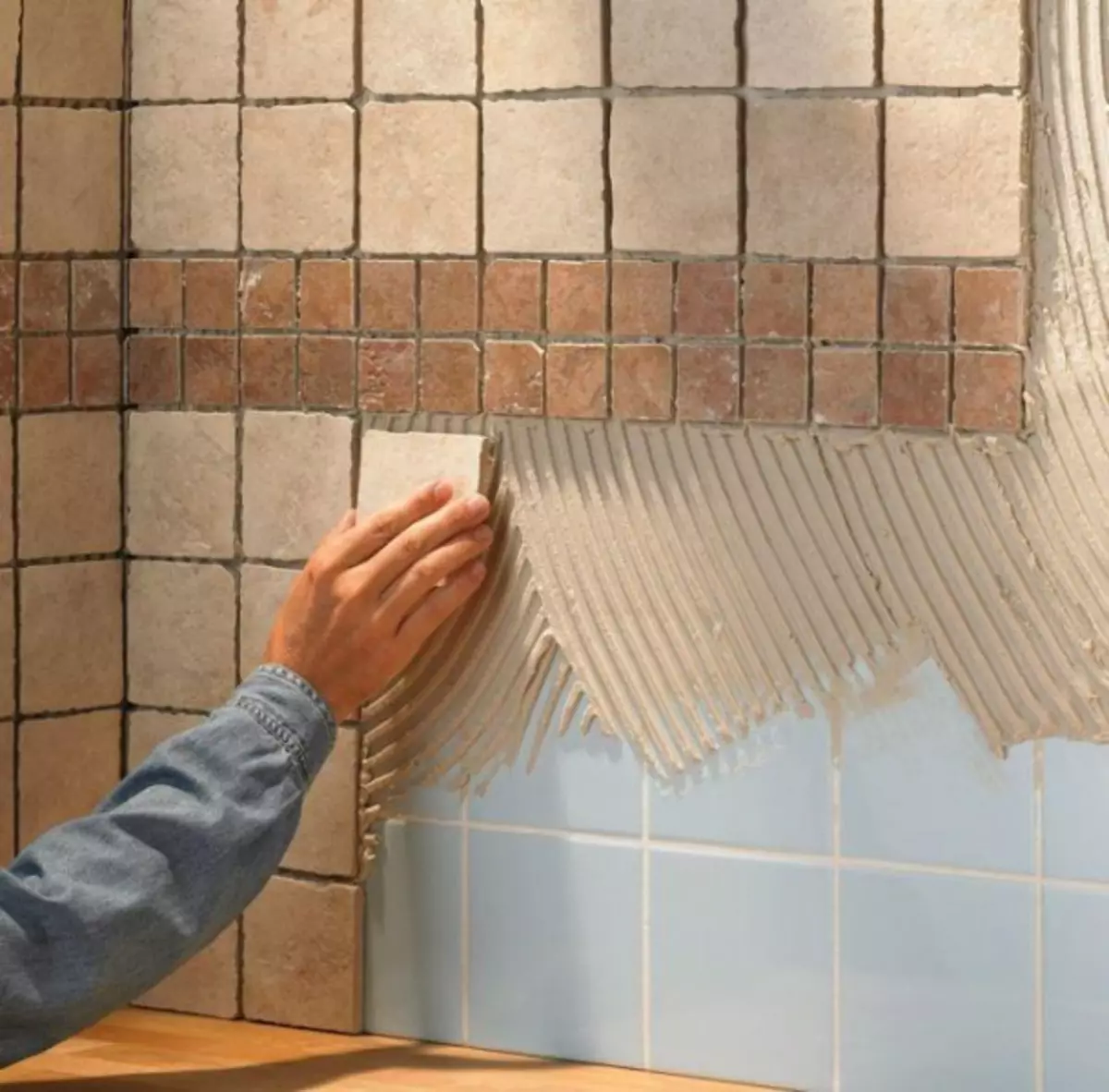 Какие плитки клеить в ванной. Укладка керамической плитки на стену. Укладка кафельной плитки. Укладка ламельной плитки на стены. Укладка облицовочной плитки.