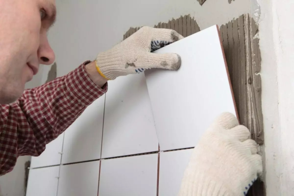 Ako nalepiť dlaždice na betón: klesol keramické podlahy, stena v kuchyni, ktorá padla na staré miesto