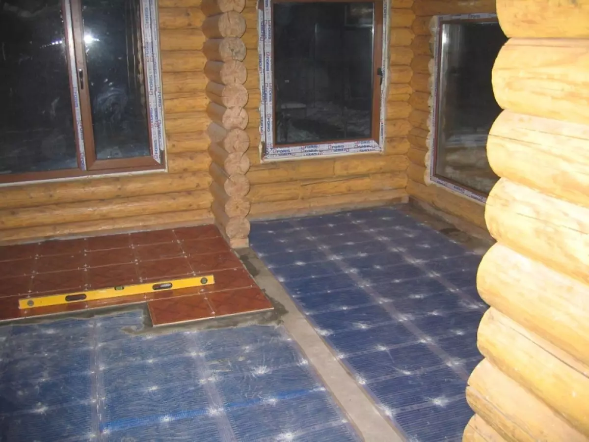 Ubin di lantai di rumah kayu: bagaimana merekatkan pohon di dinding, lem ubin, teknologi dan cara menempatkan