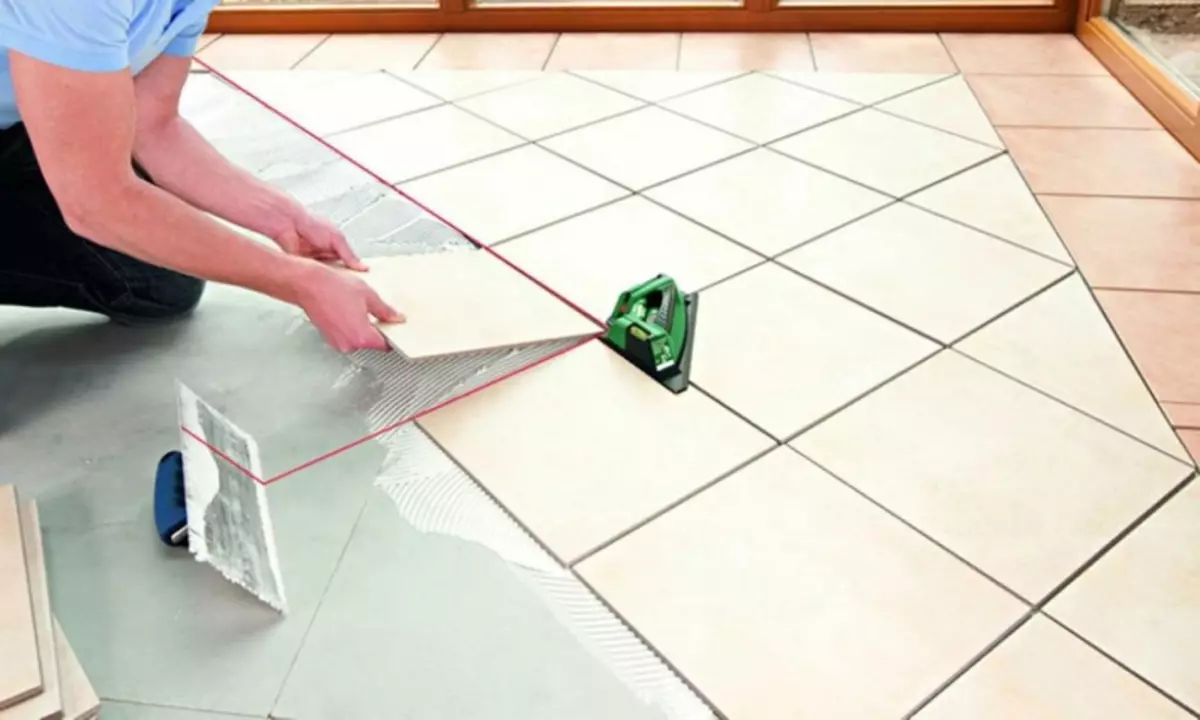 Cum să puneți o țiglă pe placa OSB: Este posibil să puneți panourul, așezarea și cum să puneți podeaua decât să lipiți ceramica