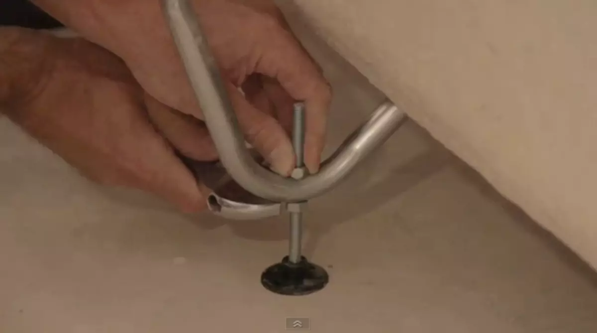 Hur man installerar ett bad på benen: Hemligheter av rätt installation
