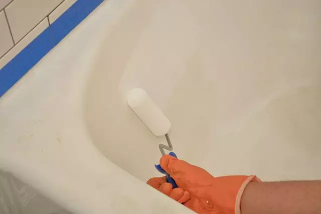 La restauración del esmalte del baño de hierro fundido lo hace usted mismo.
