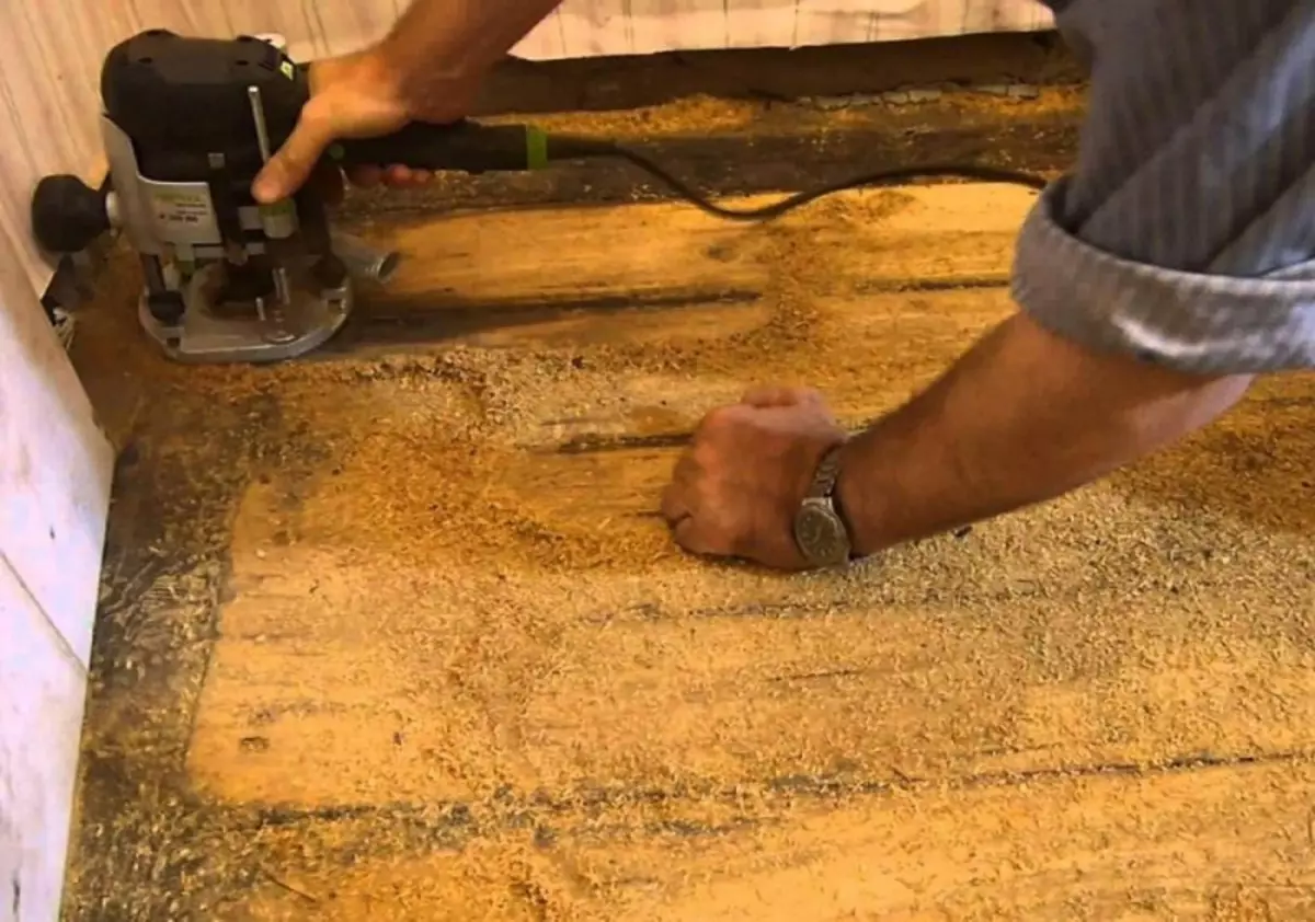 Cum să aliniați podeaua din lemn sub laminat: alinierea cu propriile mâini de placaj, vechi decât mai bine, fibră de sticlă și chit
