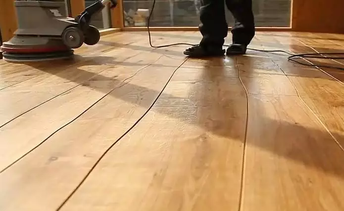 Moledor de piso: tabla de madera de gran tamaño, cómo pulir sus propias manos, video manualmente, máquina de molienda