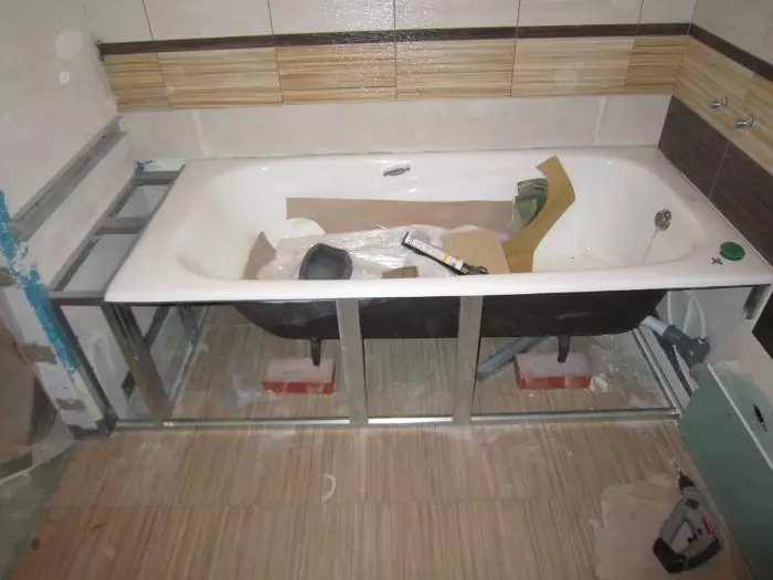 Ekrāns zem flīžu vannas