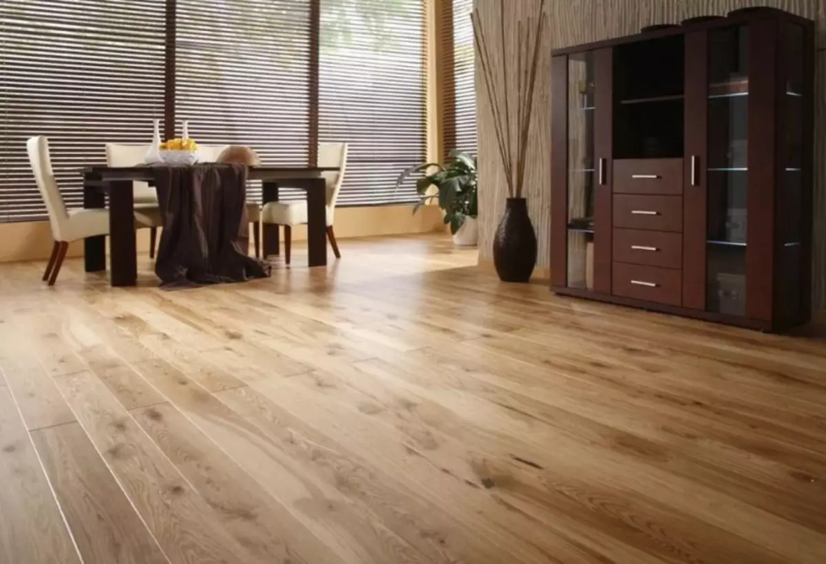 अपार्टमेंट में लकड़ी के फर्श: एक प्राकृतिक पेड़ का बोर्ड तल, लकड़ी के आउटडोर की एक तस्वीर, जैसा कि करने के लिए बनाया गया है