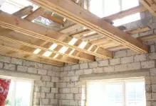 Rasuk bertindih: kayu antara lantai, antara tingkat dalam rumah bata persendirian, pokok pilihan kedua dan peranti