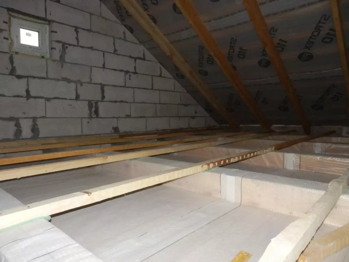 Rasuk bertindih: kayu antara lantai, antara tingkat dalam rumah bata persendirian, pokok pilihan kedua dan peranti