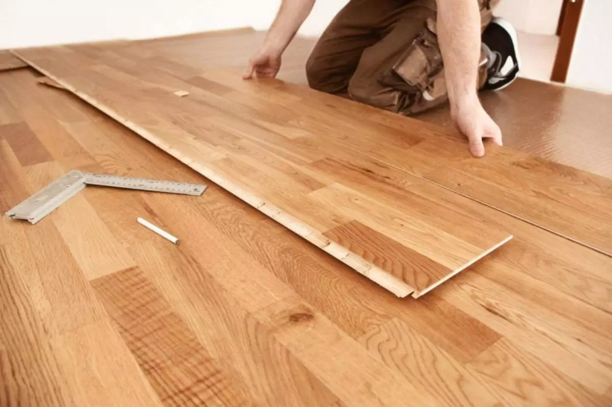 鋪設鑲木地板：如何用自己的手，技術和視頻，如何放置膠水，安裝是正確的