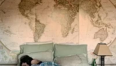 טפט בצורת מפה עולמית בחדר